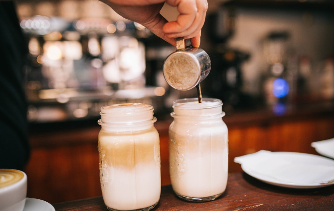 pouring coffee 680