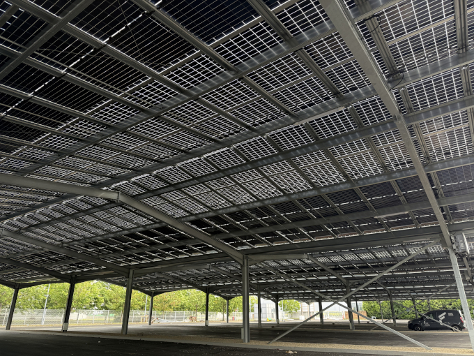 The Fidelity Combs-la-Ville warehouse is a 42,000-square-metre logistics facility located in the Sénart logistics hub in France. Fidelity reduced the energy consumption of the buildings by constructing a roof for the car park made out of solar panels. The panels power two electric heat pumps for indoor heating.